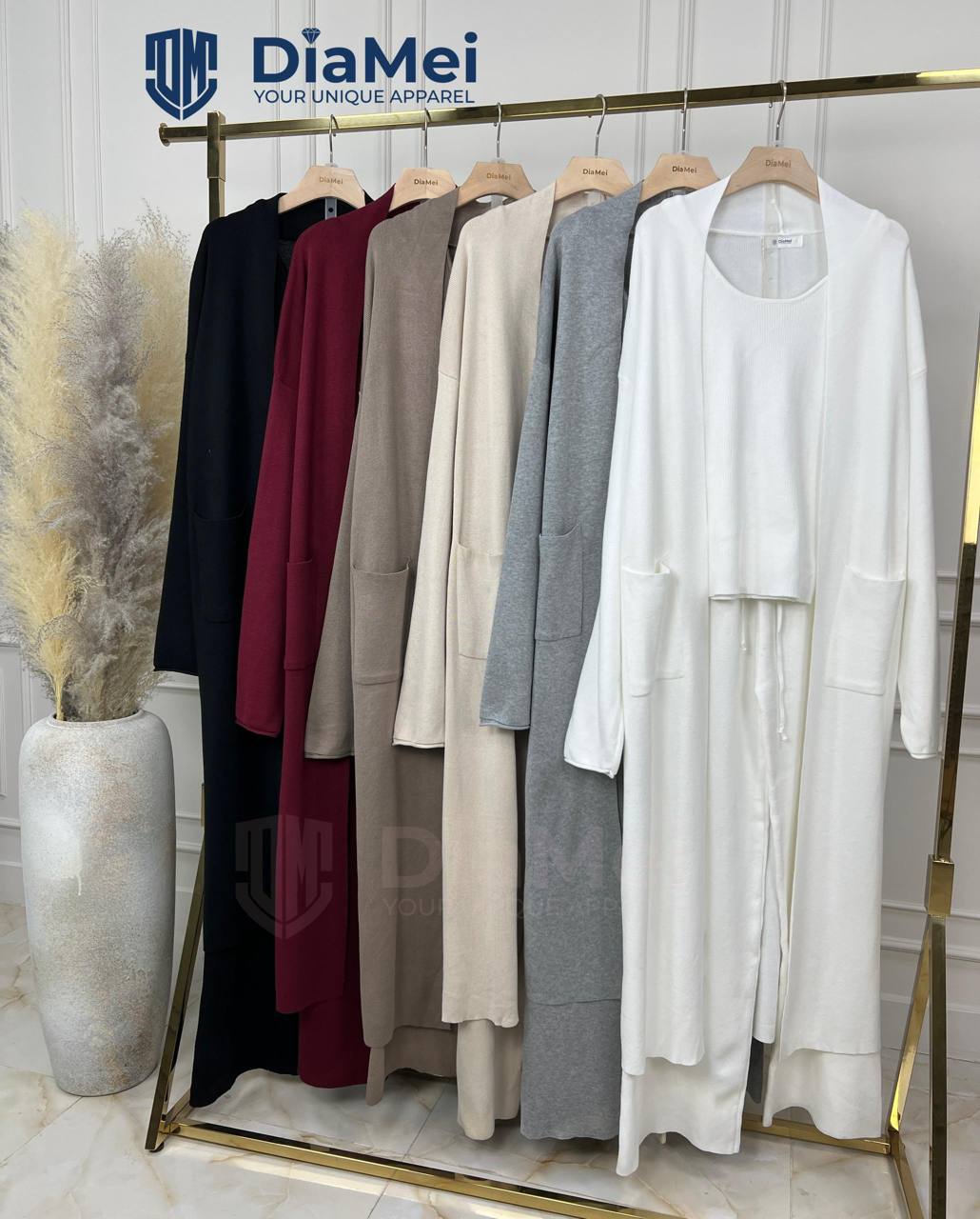 🌟Эти стильные трикотажные тройки созданы из мягкого и качественного материала, идеально подходящего для уютного образа. Комплект включает кардиган, топ и брюки, обеспечивая комфорт и тепло. Высококачественная ткань устойчива к скатыванию и сохраняет безупречный вид даже после множества стирок. Нежные оттенки и лаконичный дизайн делают комплект универсальным для любых случаев.